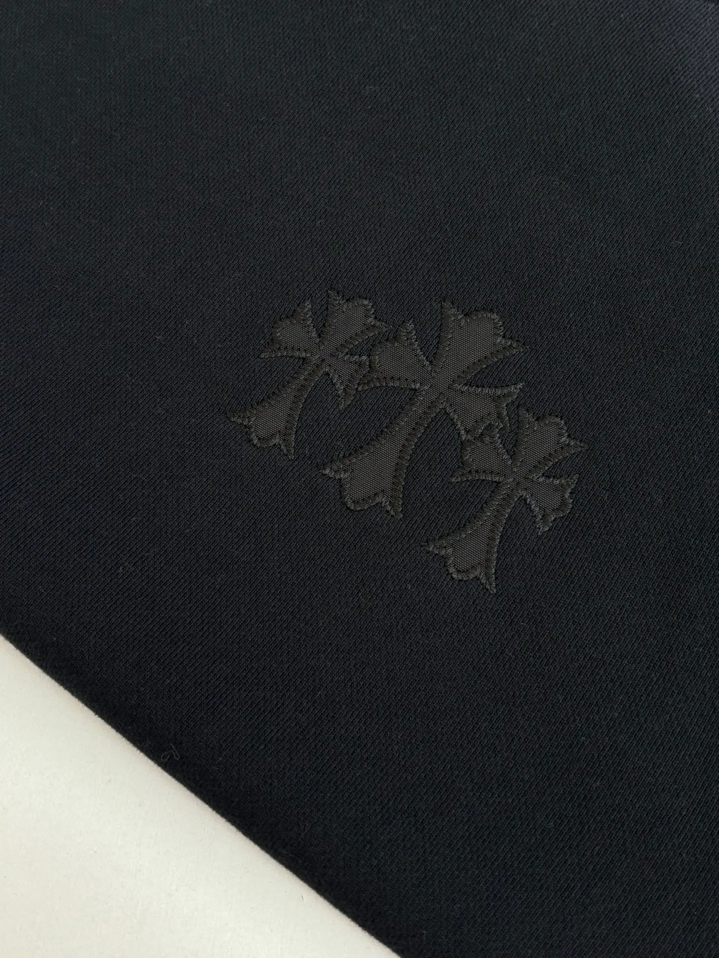 P500 Chrome Heart*/Chrome Heart CH patch embroidered logo hooded sweatshirt. Customized heavy fortress interwoven air cotton. Adopt imported machine patch embroidery process. The fabrics have been washed and have a better hand feel. Not easy to deform, not easy to shrink, not easy to fade. Size: S/M/L/XL